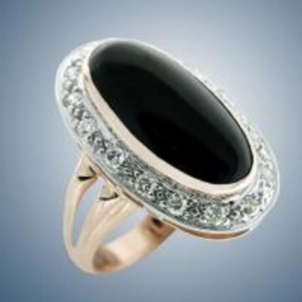 Черные кольца женские с золотом. Золотое кольцо с камнем агат. Кольцо с черными камнями. Золотое кольцо с черным камнем. Кольцо с большим черным камнем.