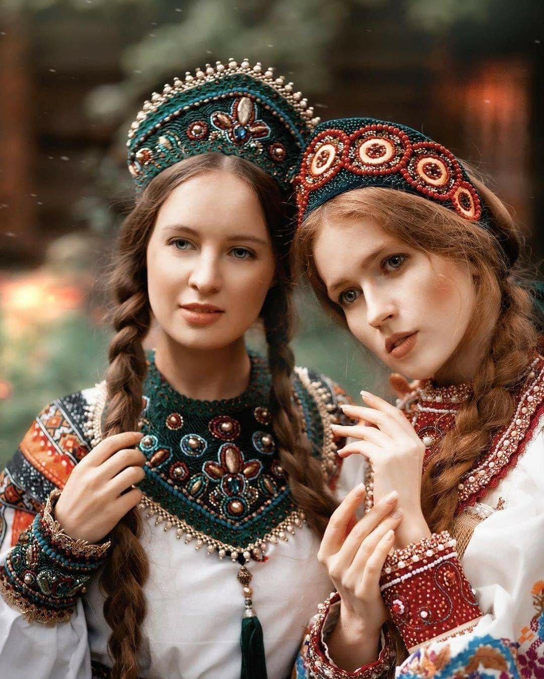 Две девушки в кокошниках