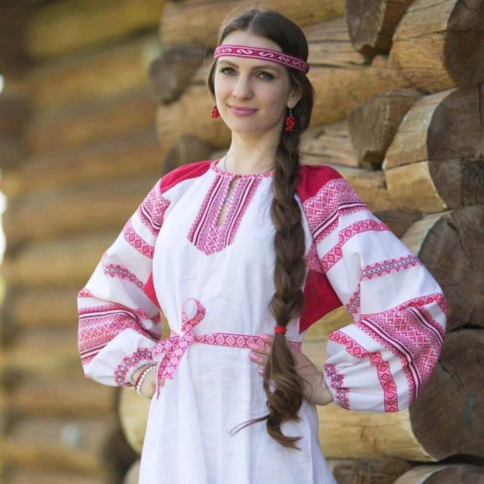 Девушка в Славянском костюме