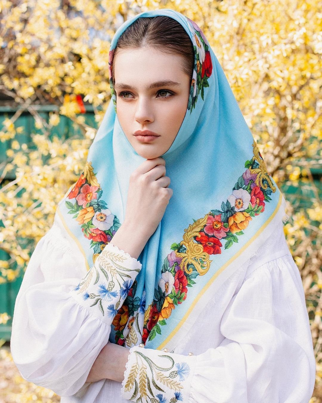 Платок в народном стиле