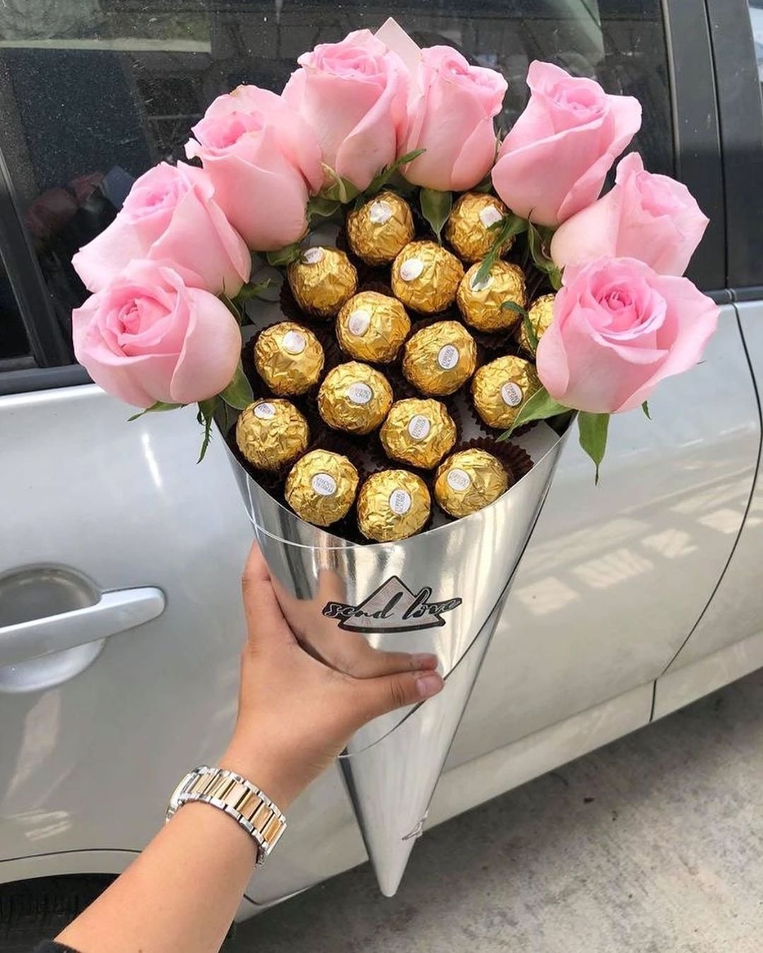 Букет цветов с конфетами