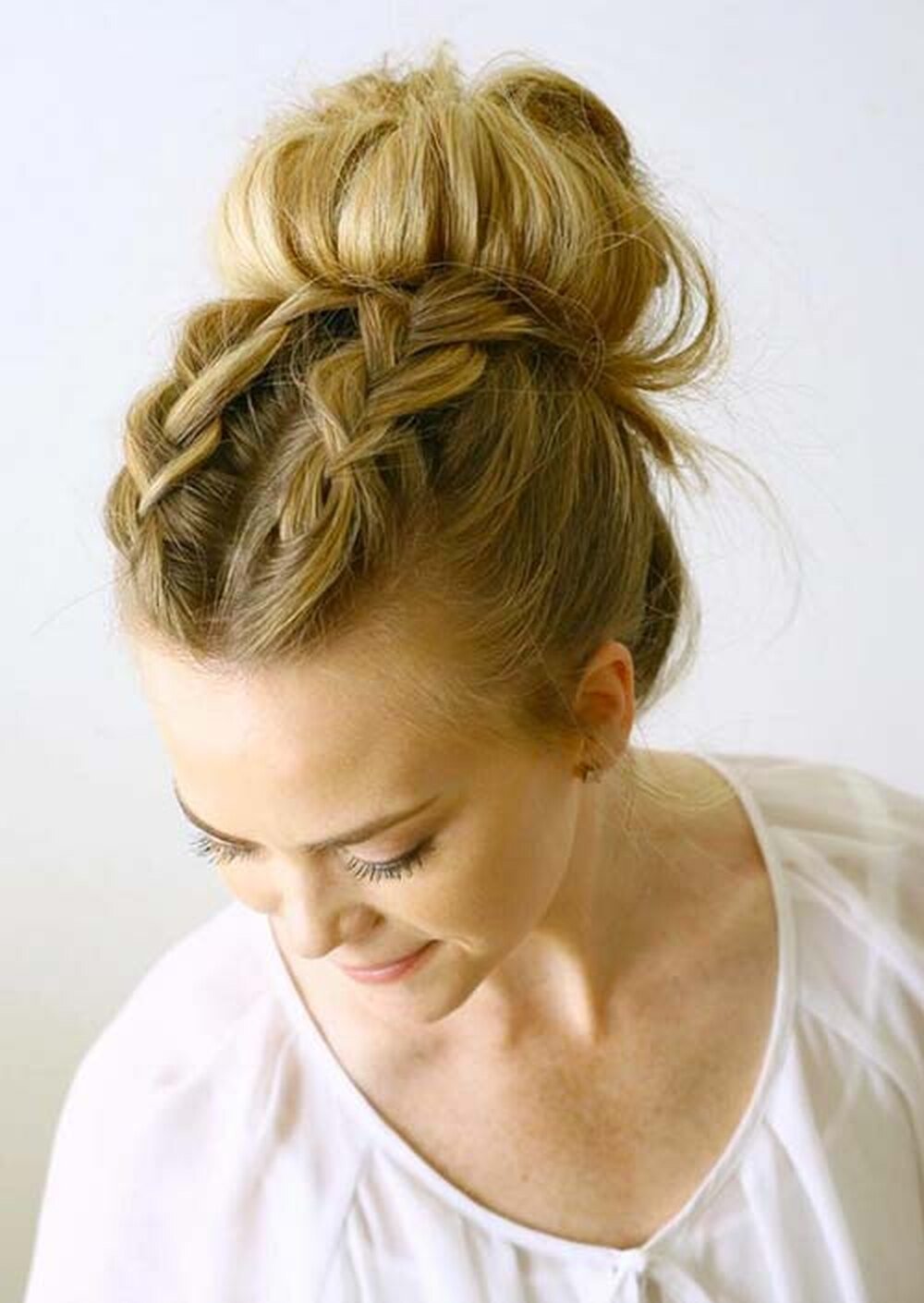 Прическа messy bun
