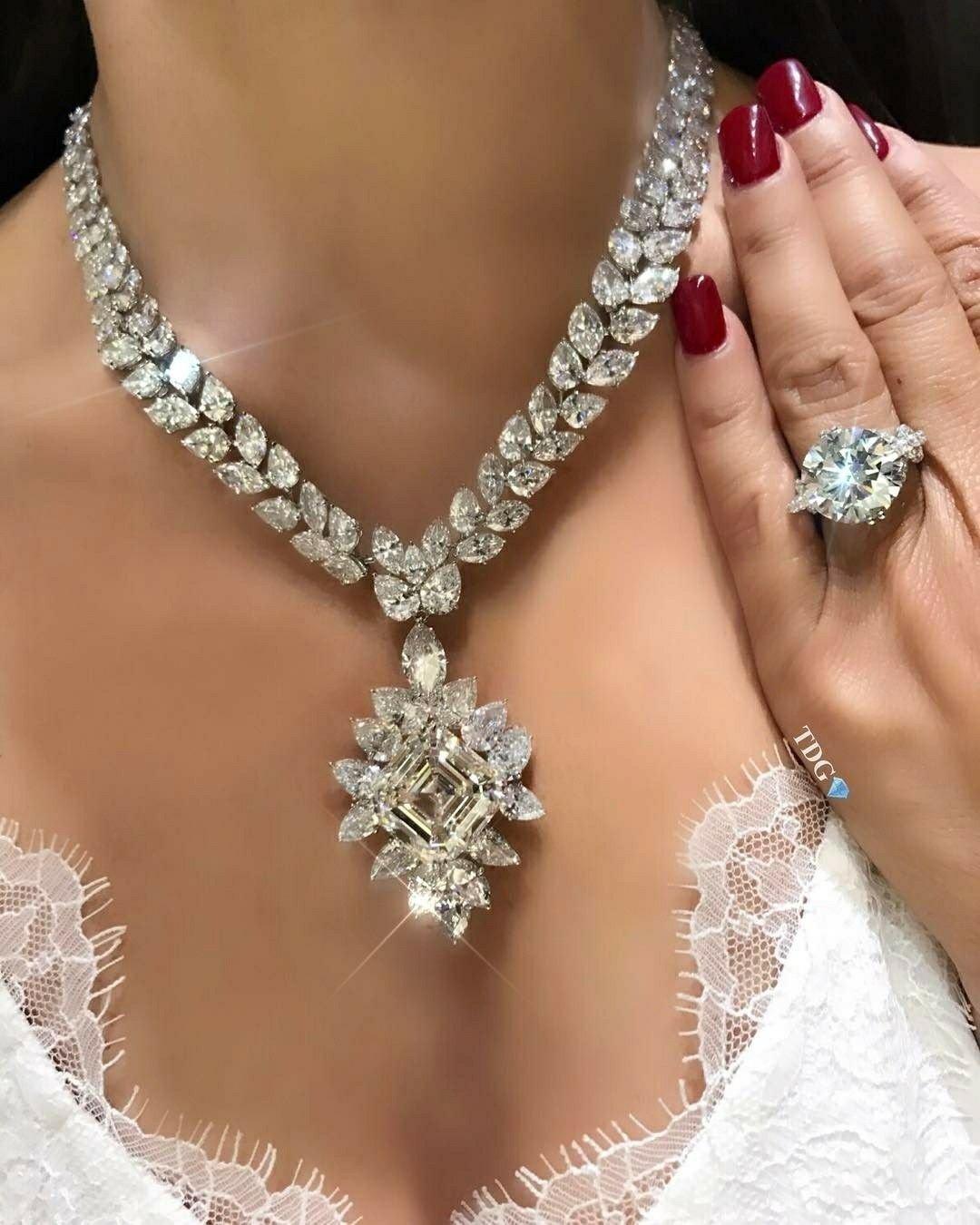 Серьги и кольцо с бриллиантом комплект