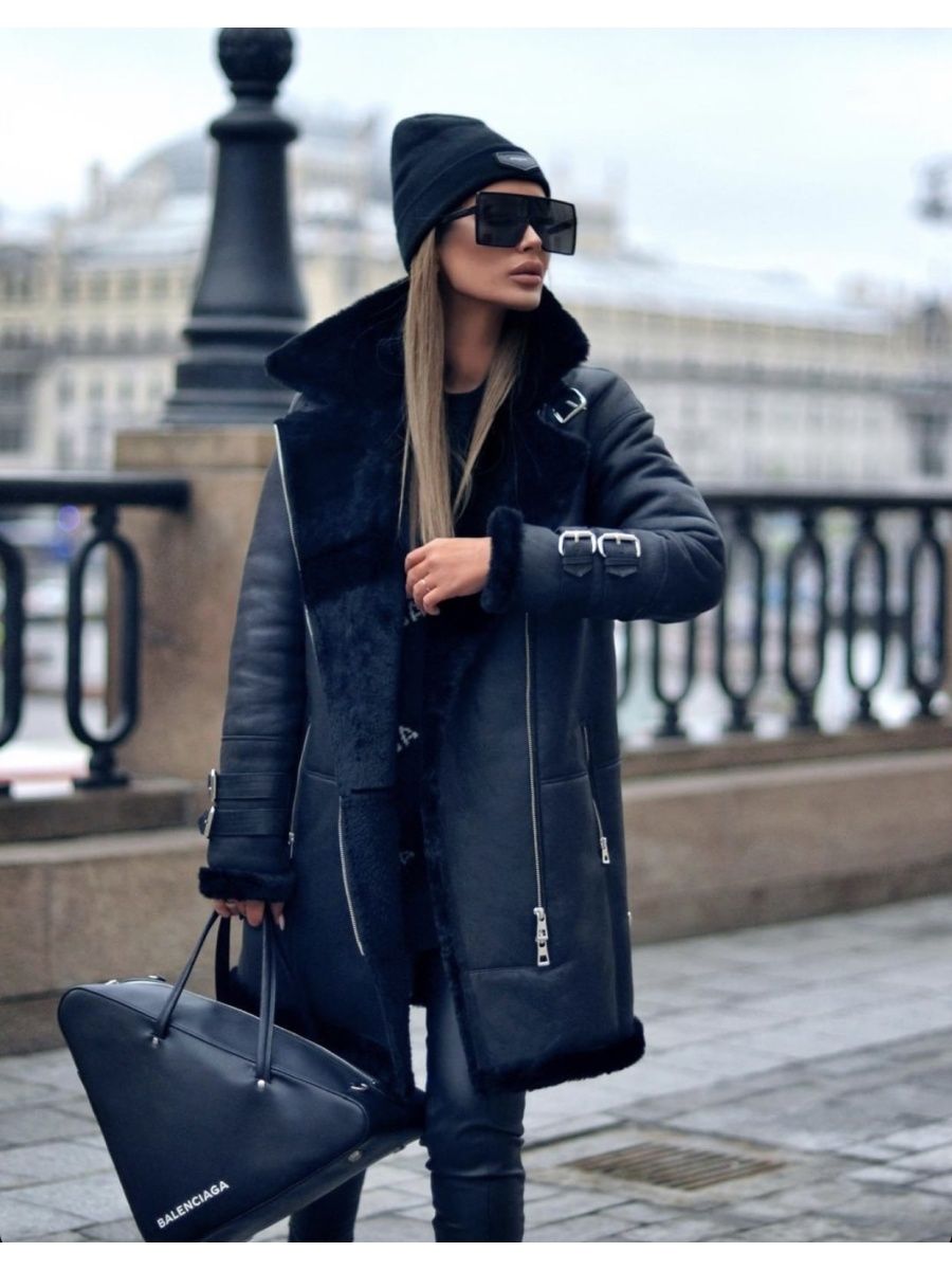 Черная куртка с черной шапкой