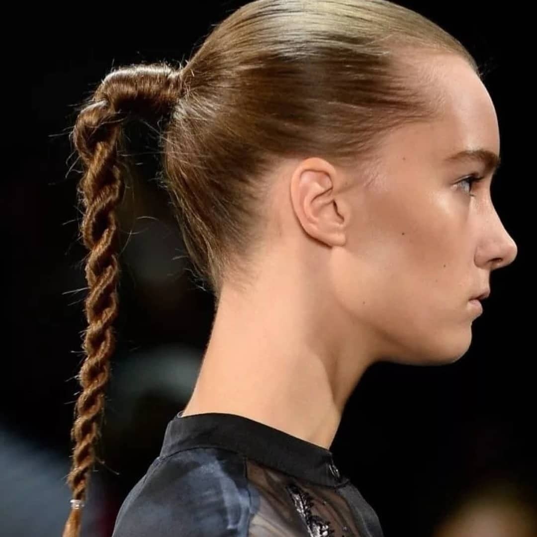 Прическа с косами и хвостом