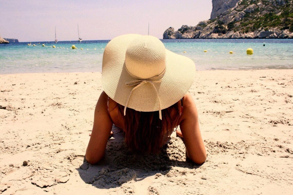 Девушка в шляпе на пляже