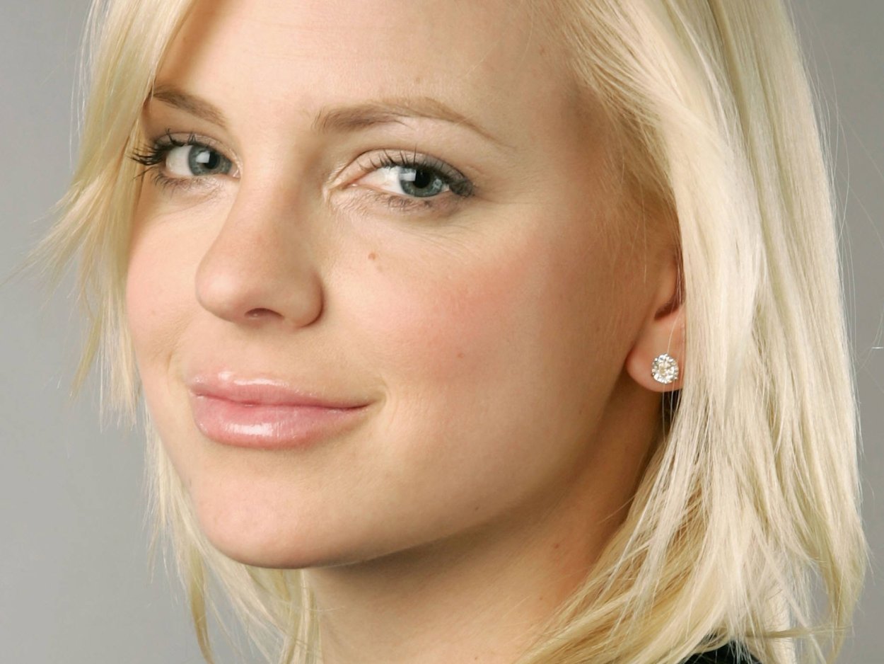 Anna faris face