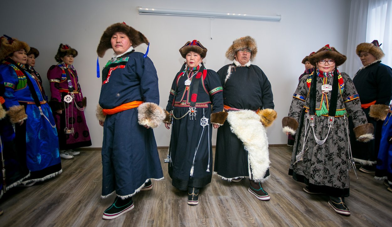 Бурят национальный костюм дэгэл