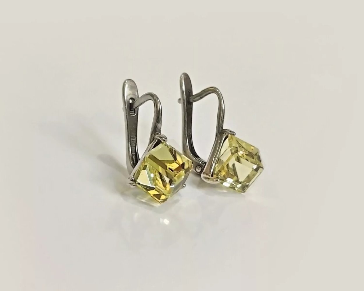 Серьги 750 пробы медель12005217