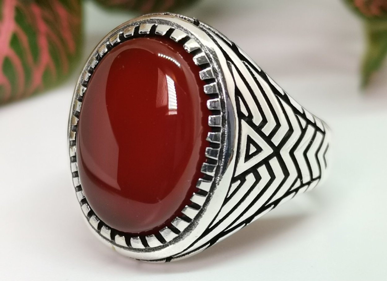 Сердоли́к (карнеол) перстень