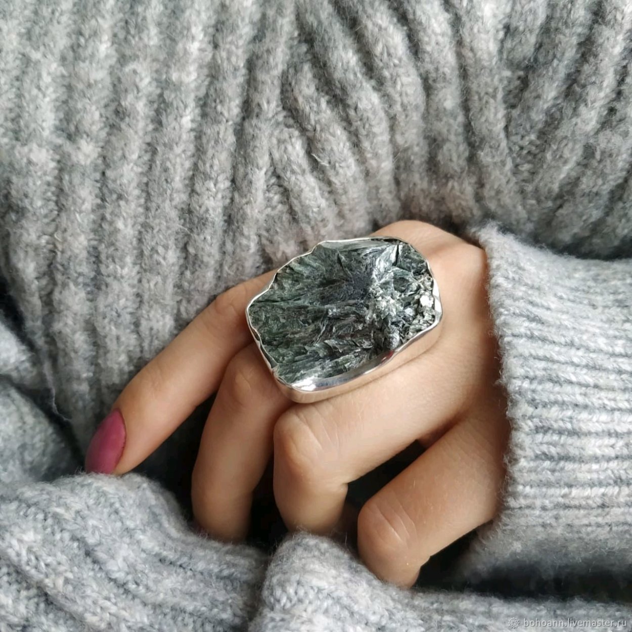 Массивное кольцо с камнем