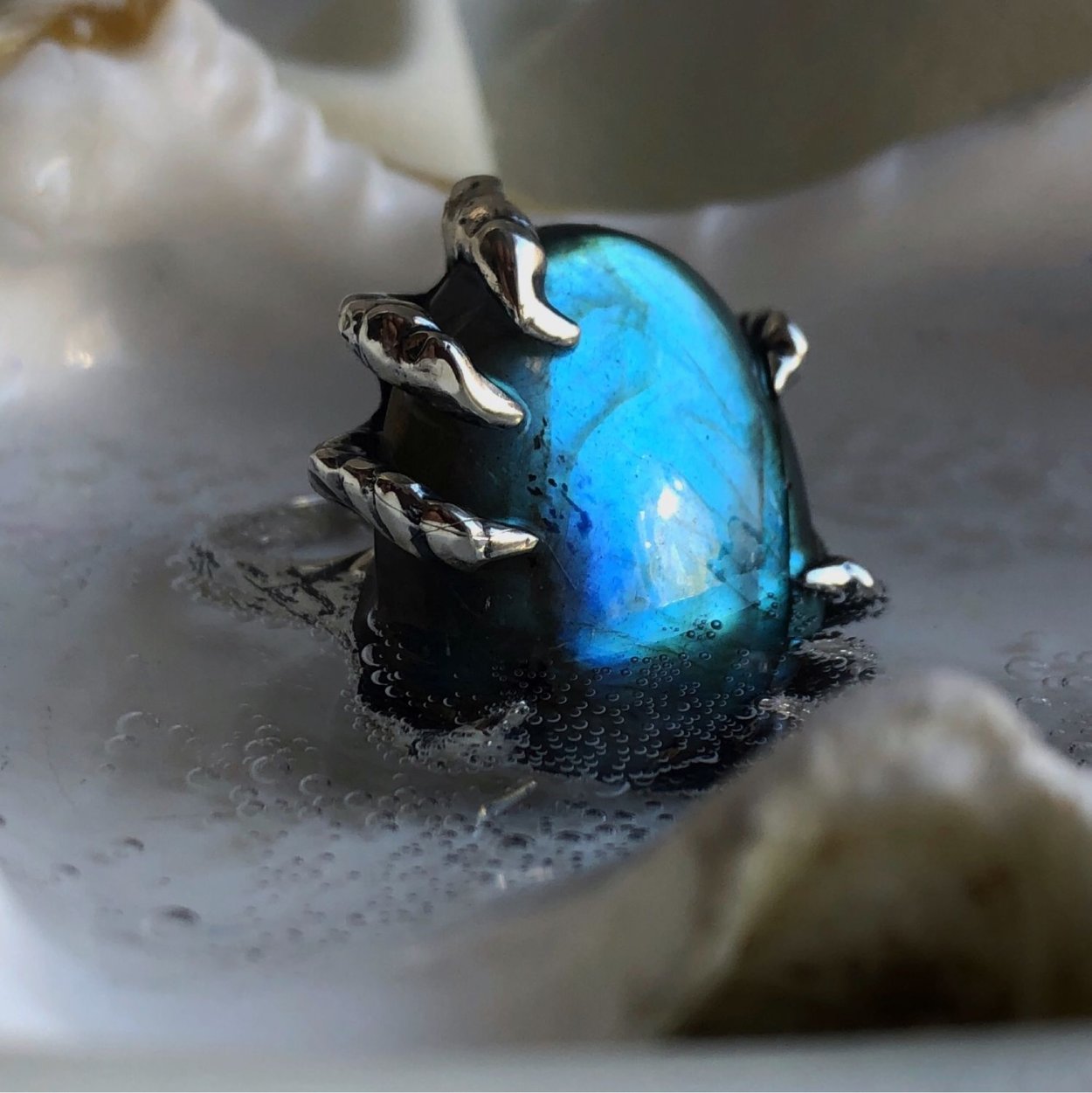 Серебряное кольцо с лунным камнем