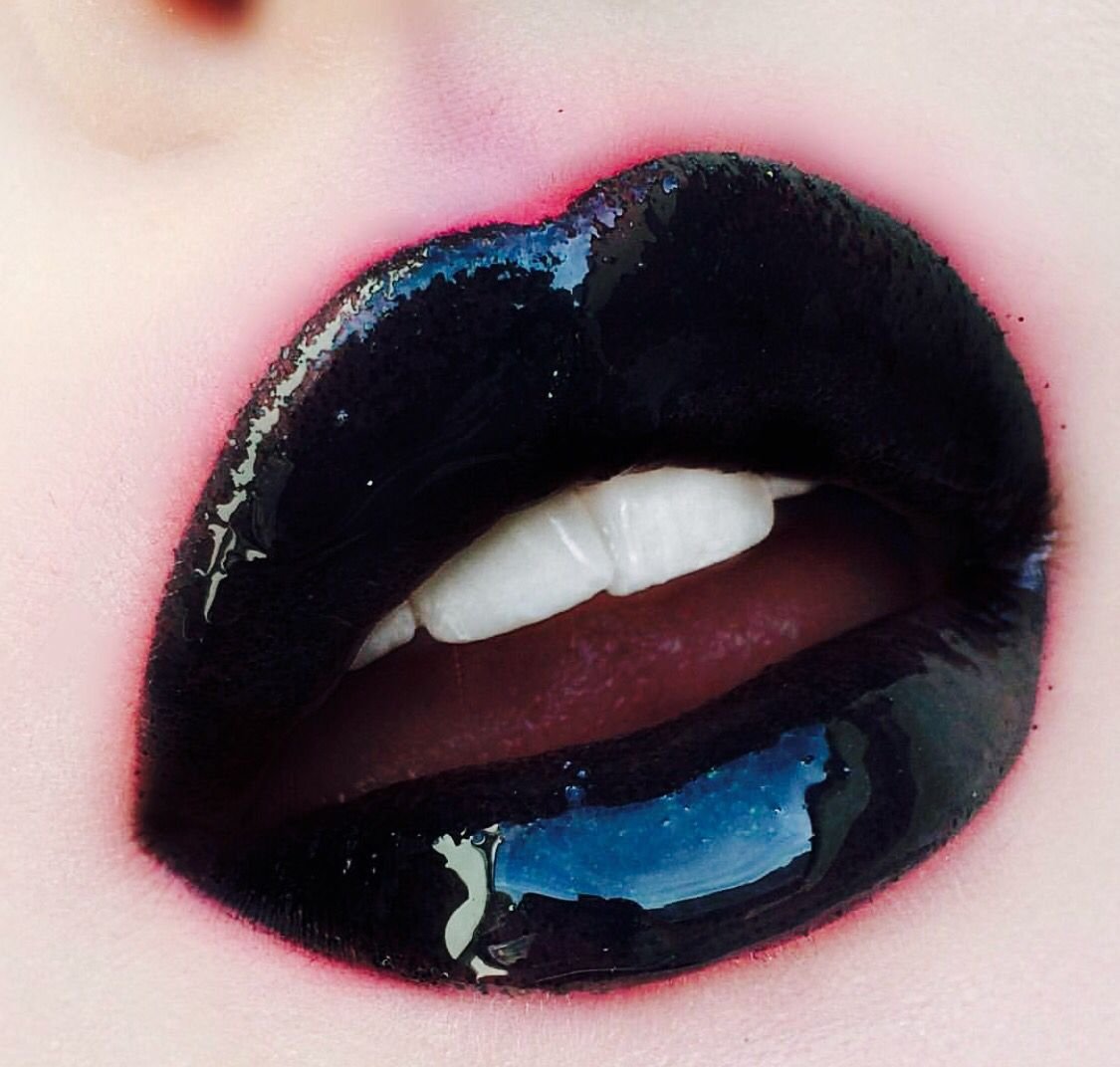 Красивые чёрные губы