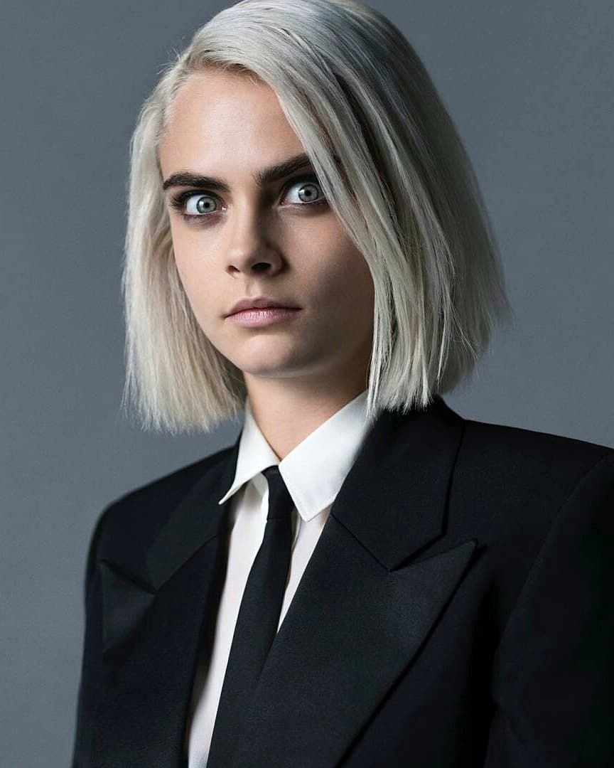 Cara Delevingne с белым каре