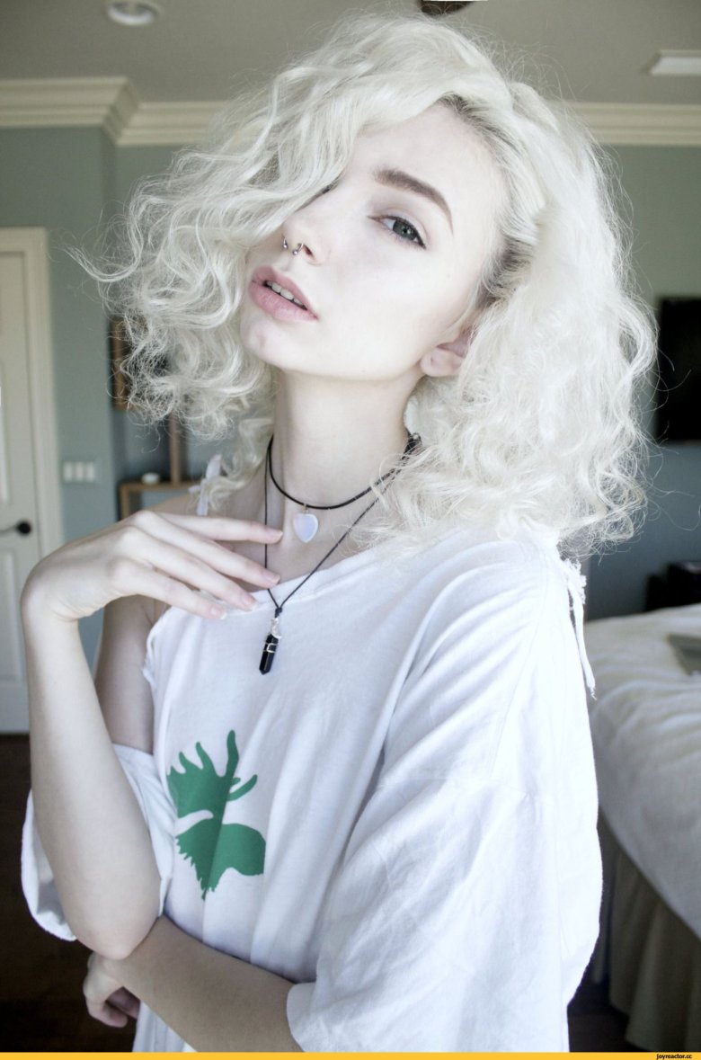 Sarah Marie Karda с белыми волосами