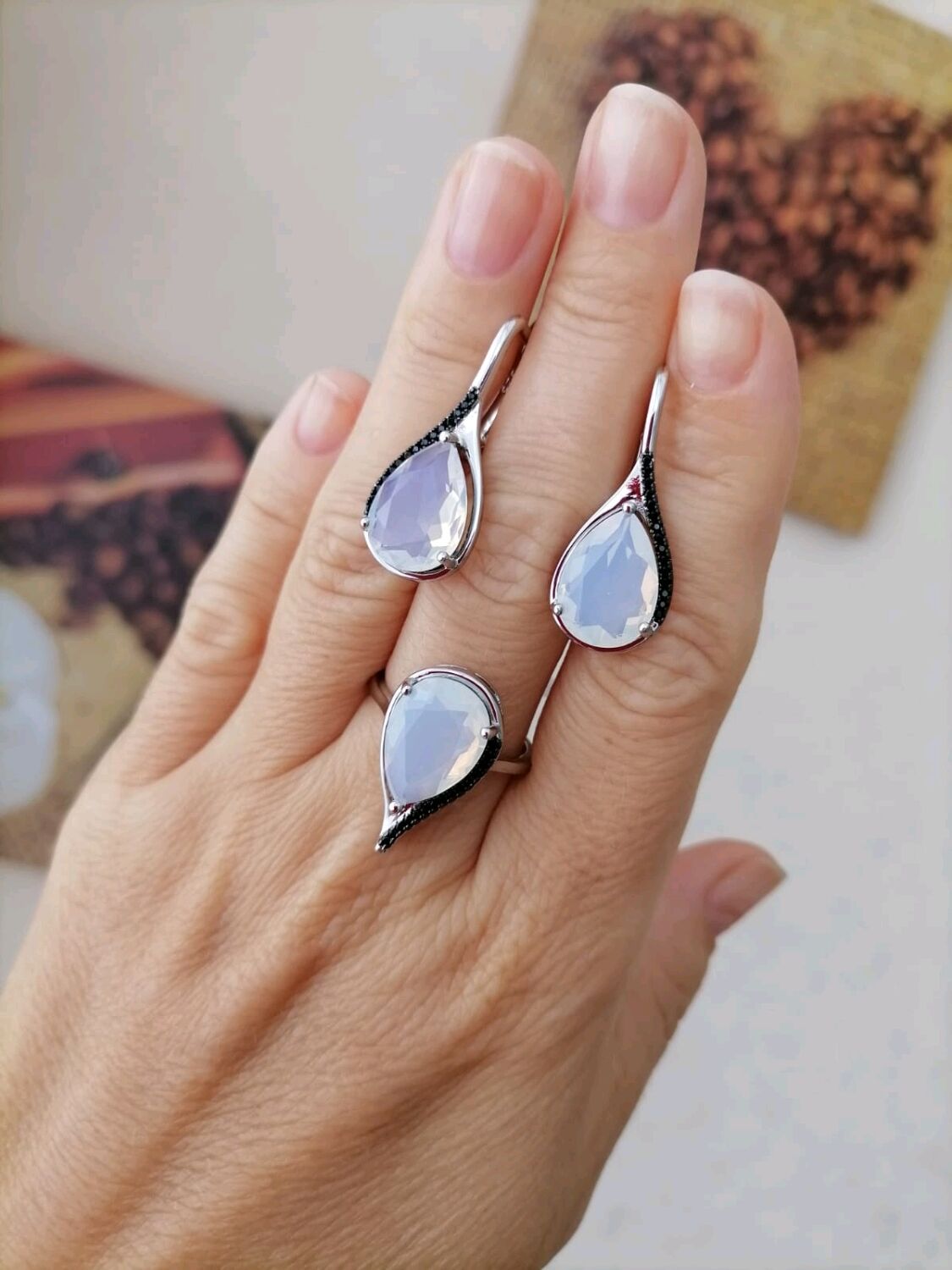 Серьги с лунным камнем в серебре