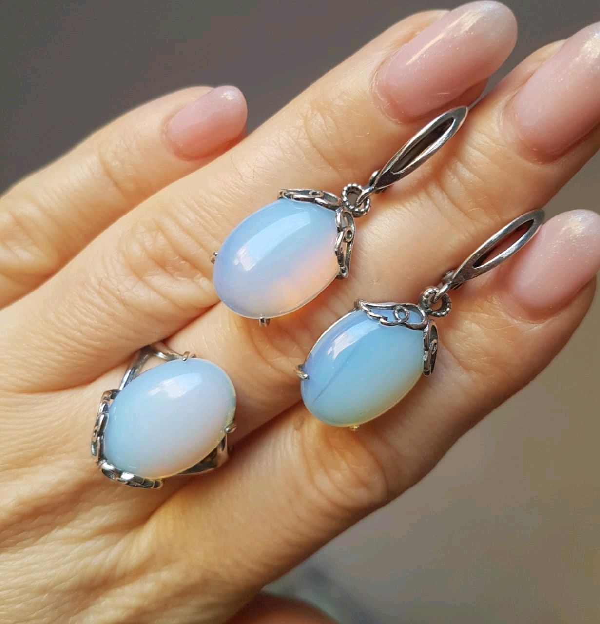 Серебряные украшения с лунным камнем