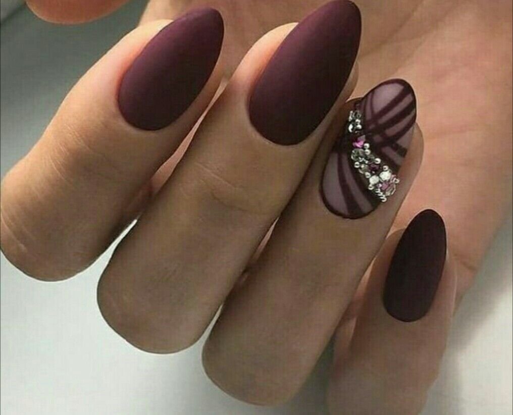 Бордовый матовый маникюр