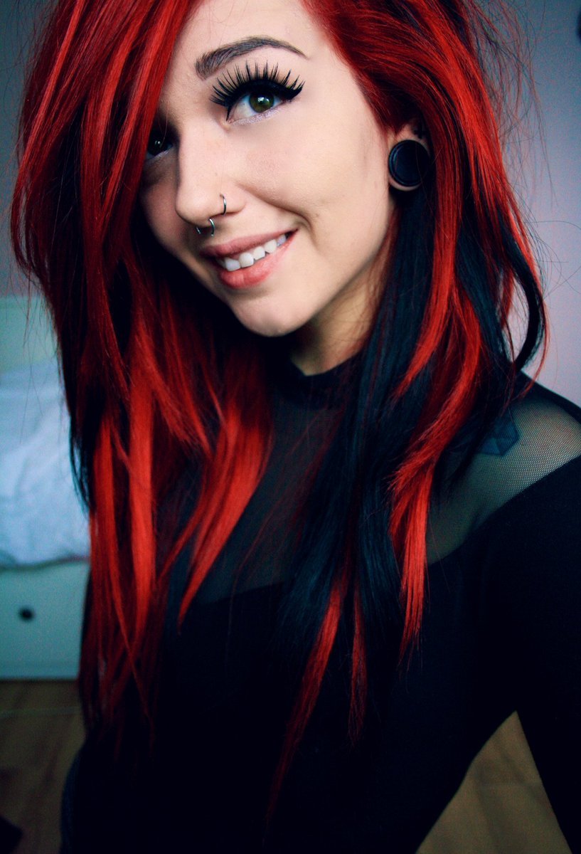Черно красные волосы