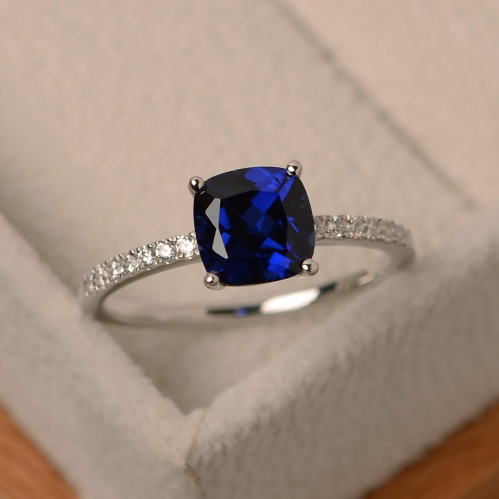 Кольцо Cartier с сапфиром кушон