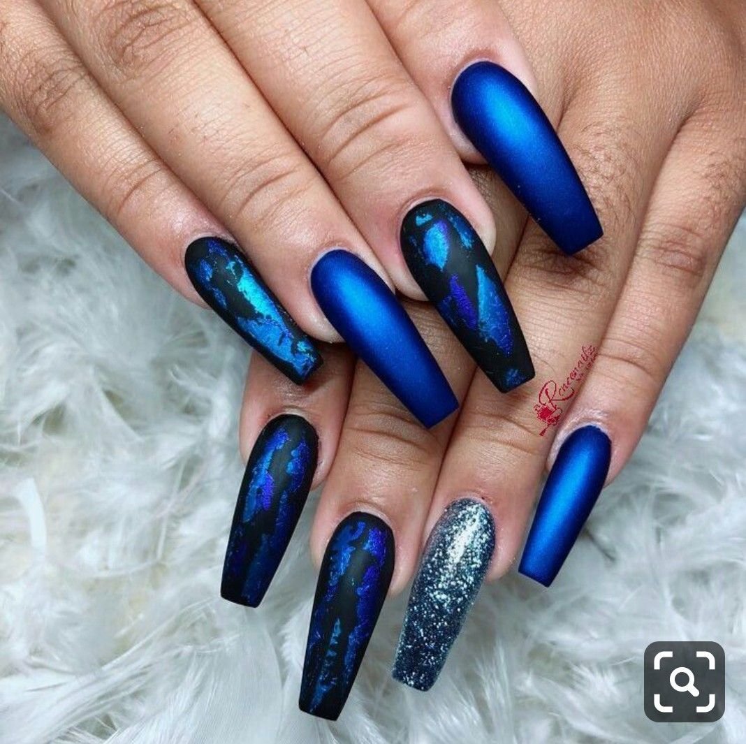 Длинные синие ногти