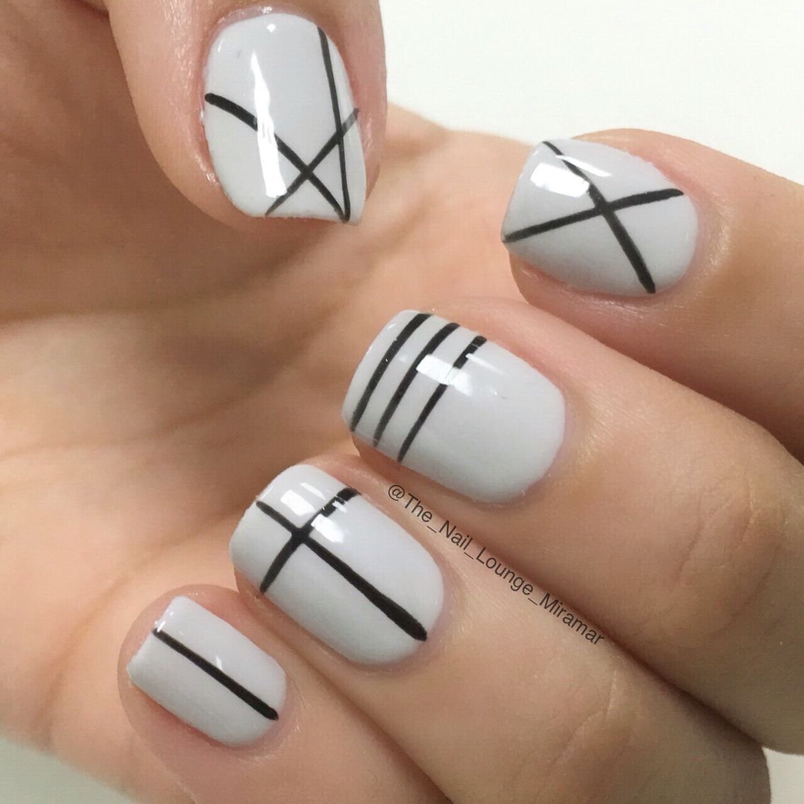 Белые полосочки на ногтях