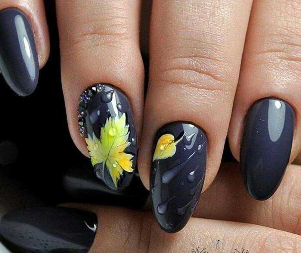 Маникюр с кленовым листом