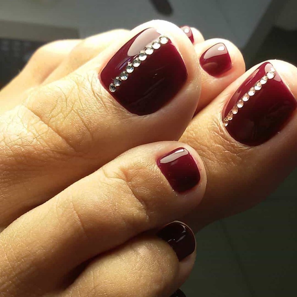 Маникюр с бордовым лаком