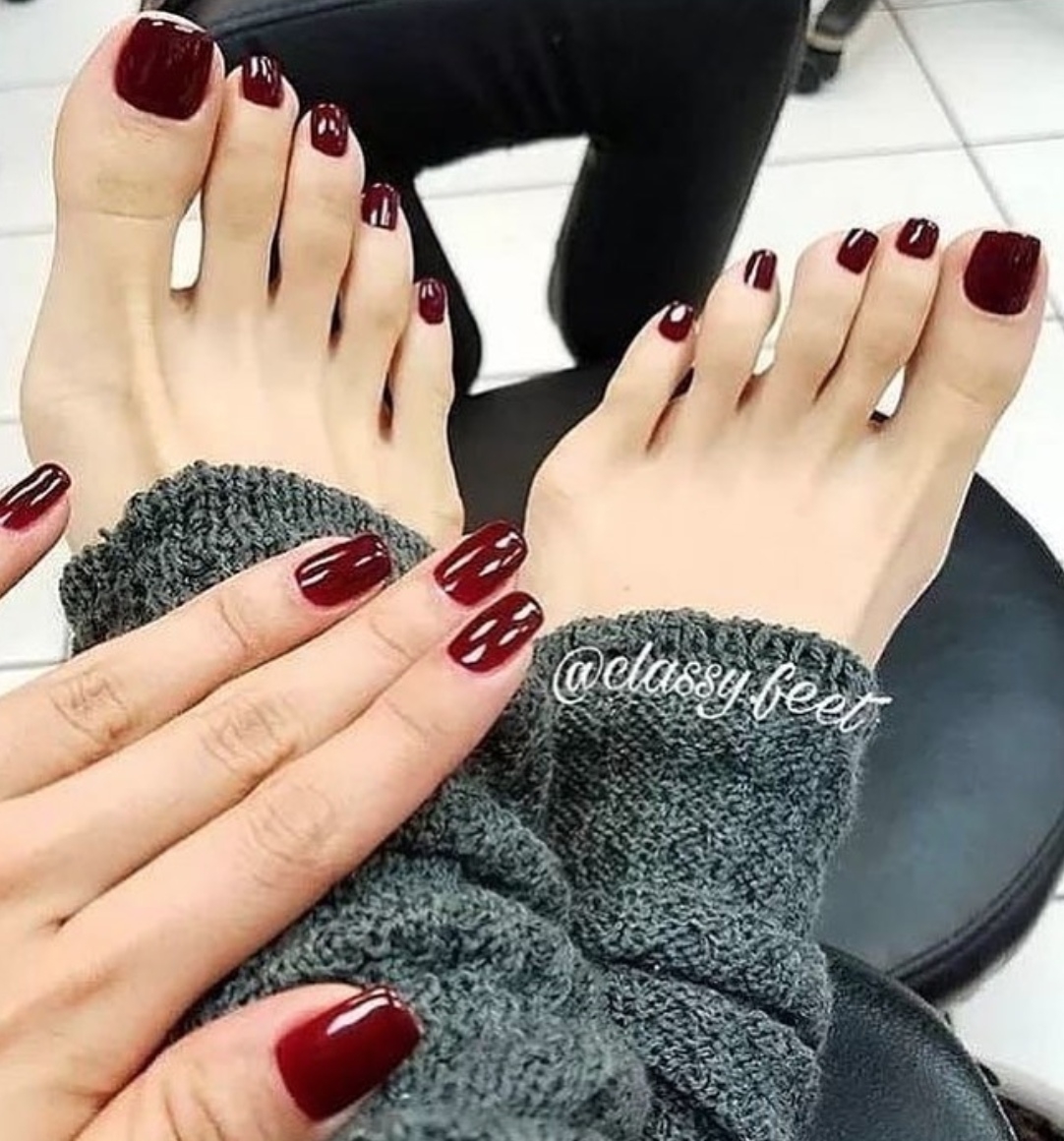 Педикюр бордовый матовый