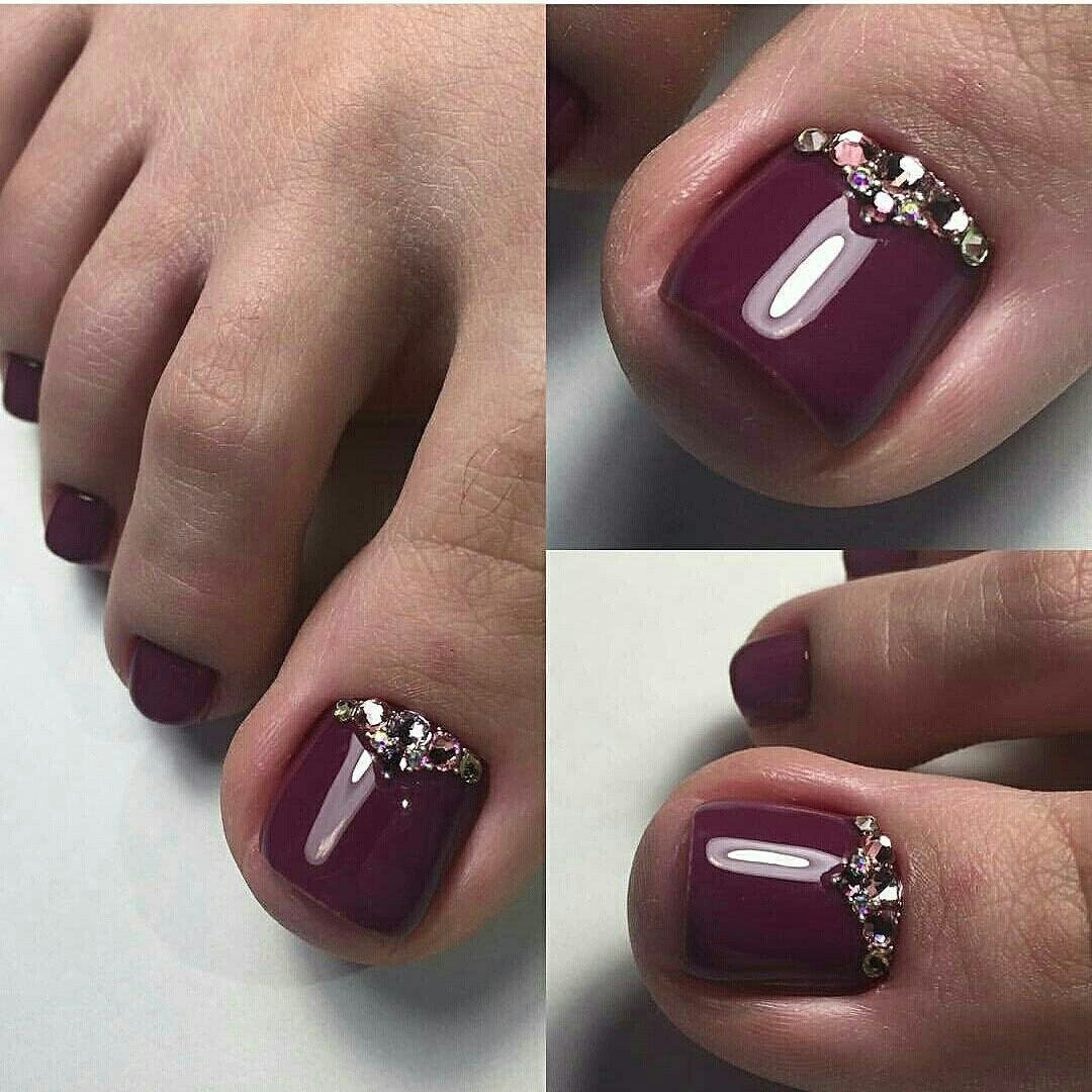 Педикюр бордовый