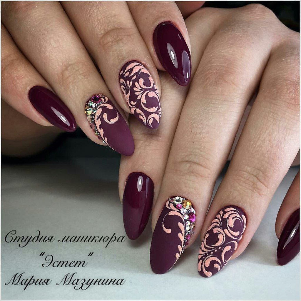 Маникюр на миндальные ногти бордовый