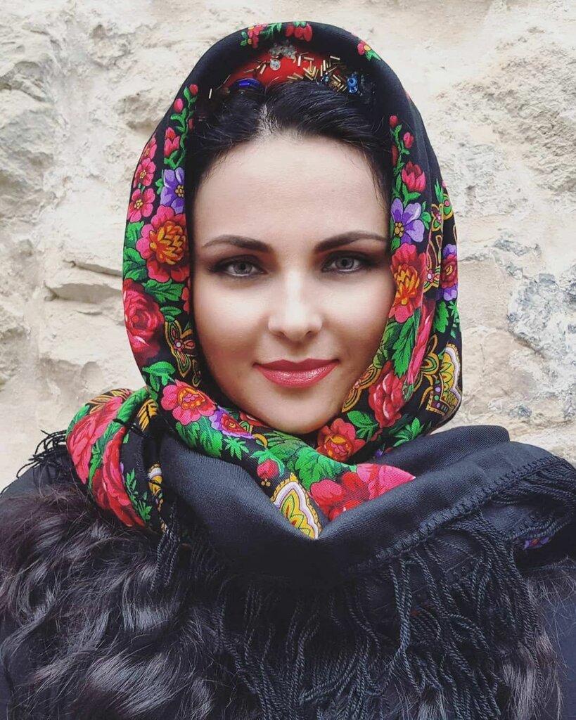 Красавица в платке