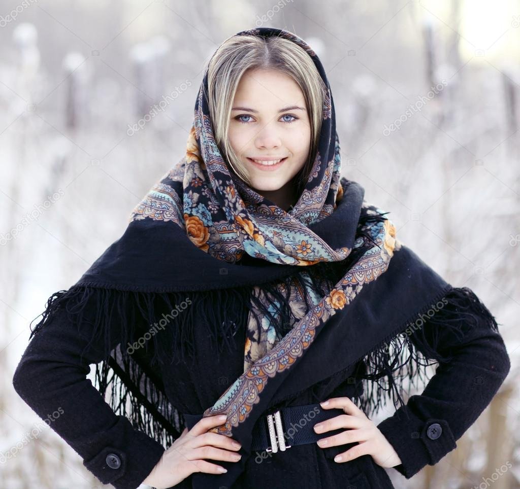 Девушка в платке