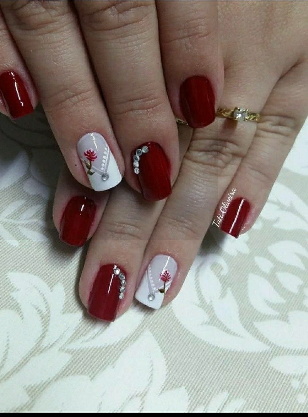 Красные ногти с белыми цветами