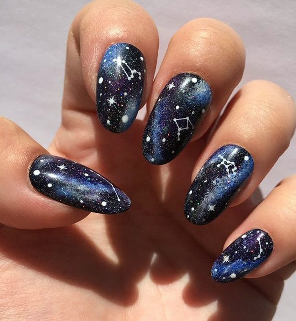 Маникюр на короткие ногти космос