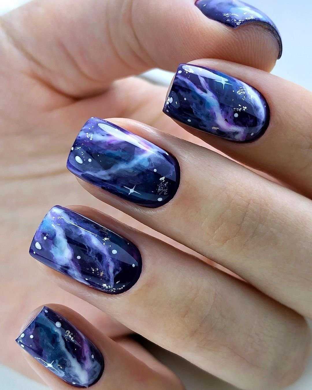 Маникюр на короткие ногти космос