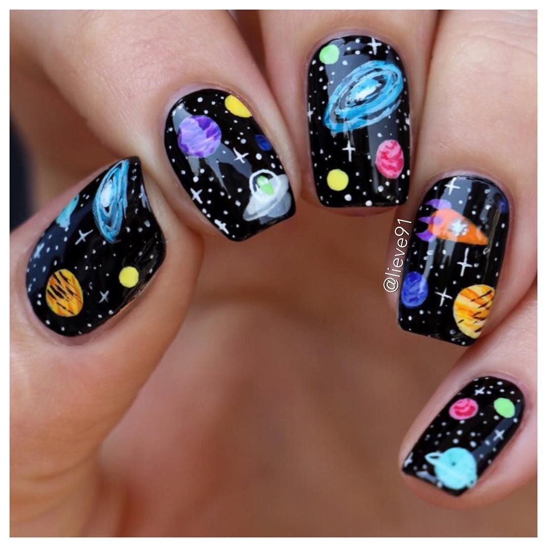 Маникюр на короткие ногти космос