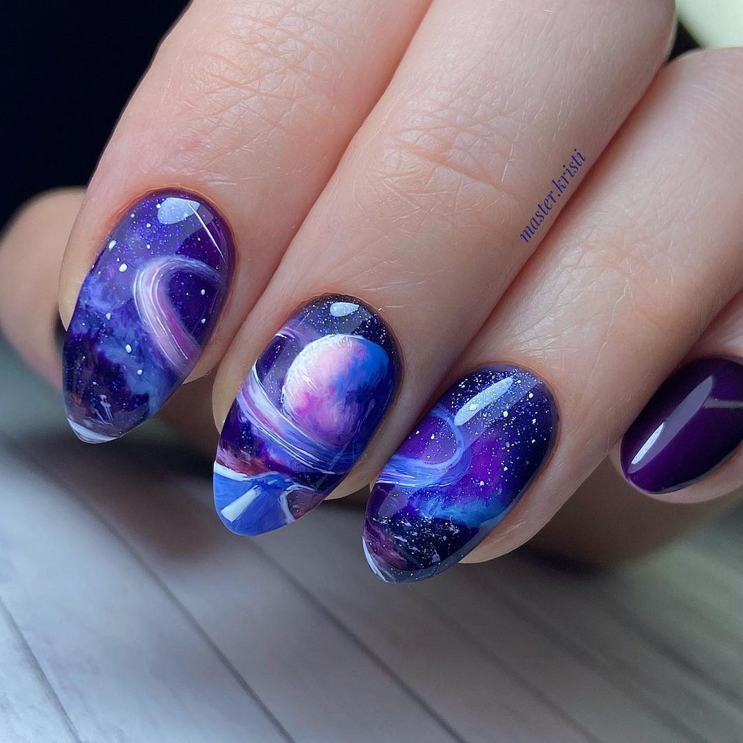 Маникюр на короткие ногти космос