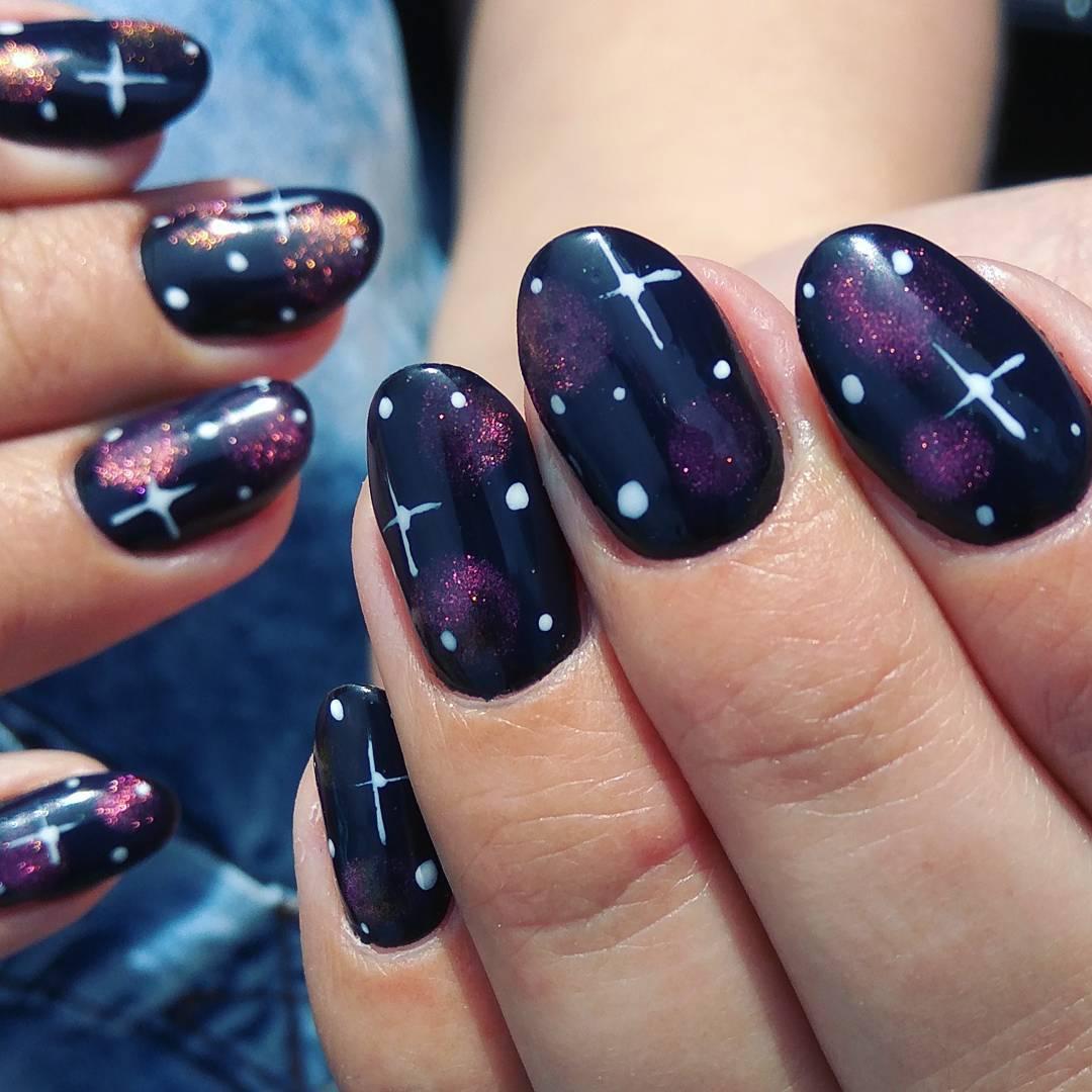 Маникюр на короткие ногти космос