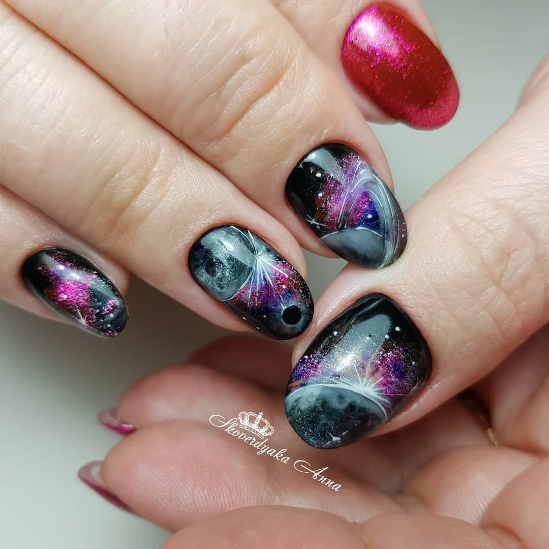 Маникюр на короткие ногти космос