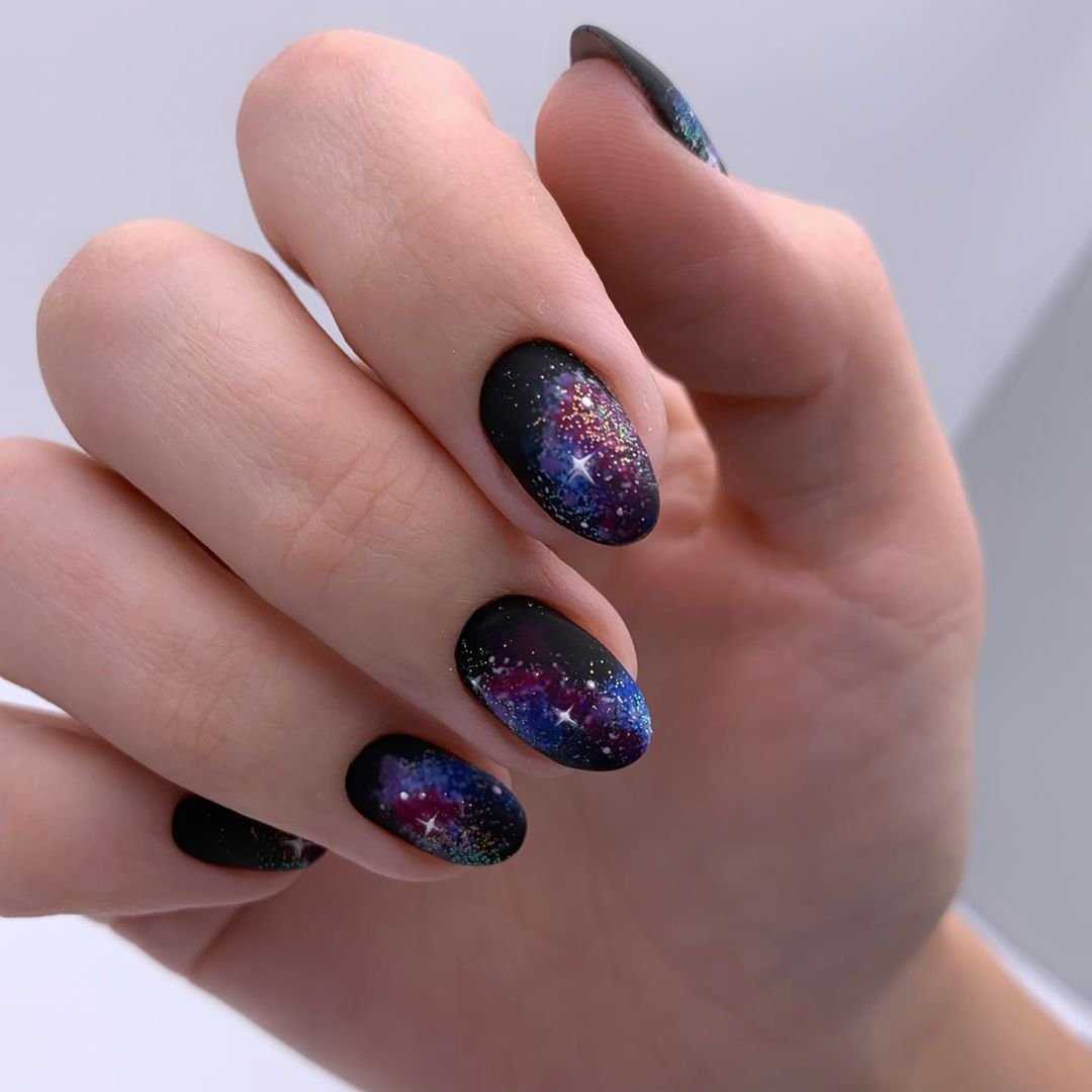 Маникюр на короткие ногти космос