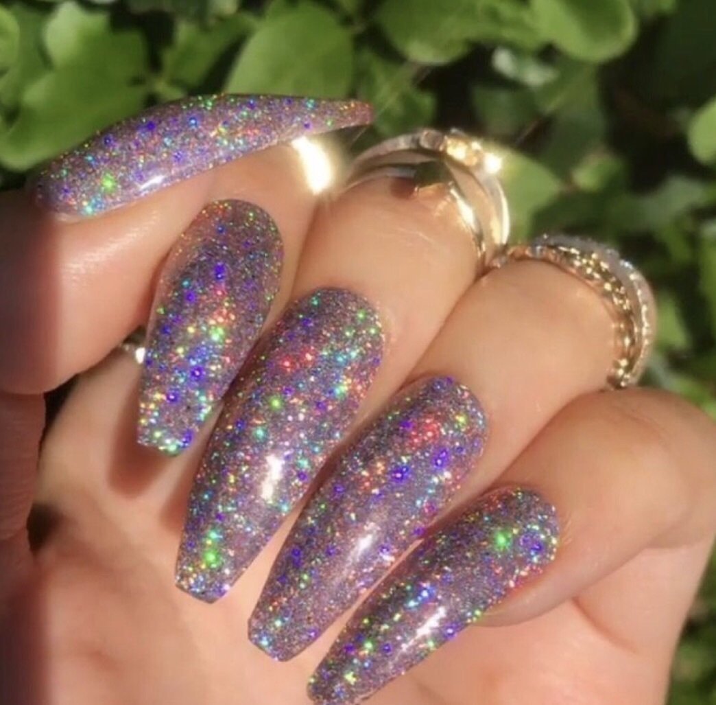 Яркие блестящие ногти