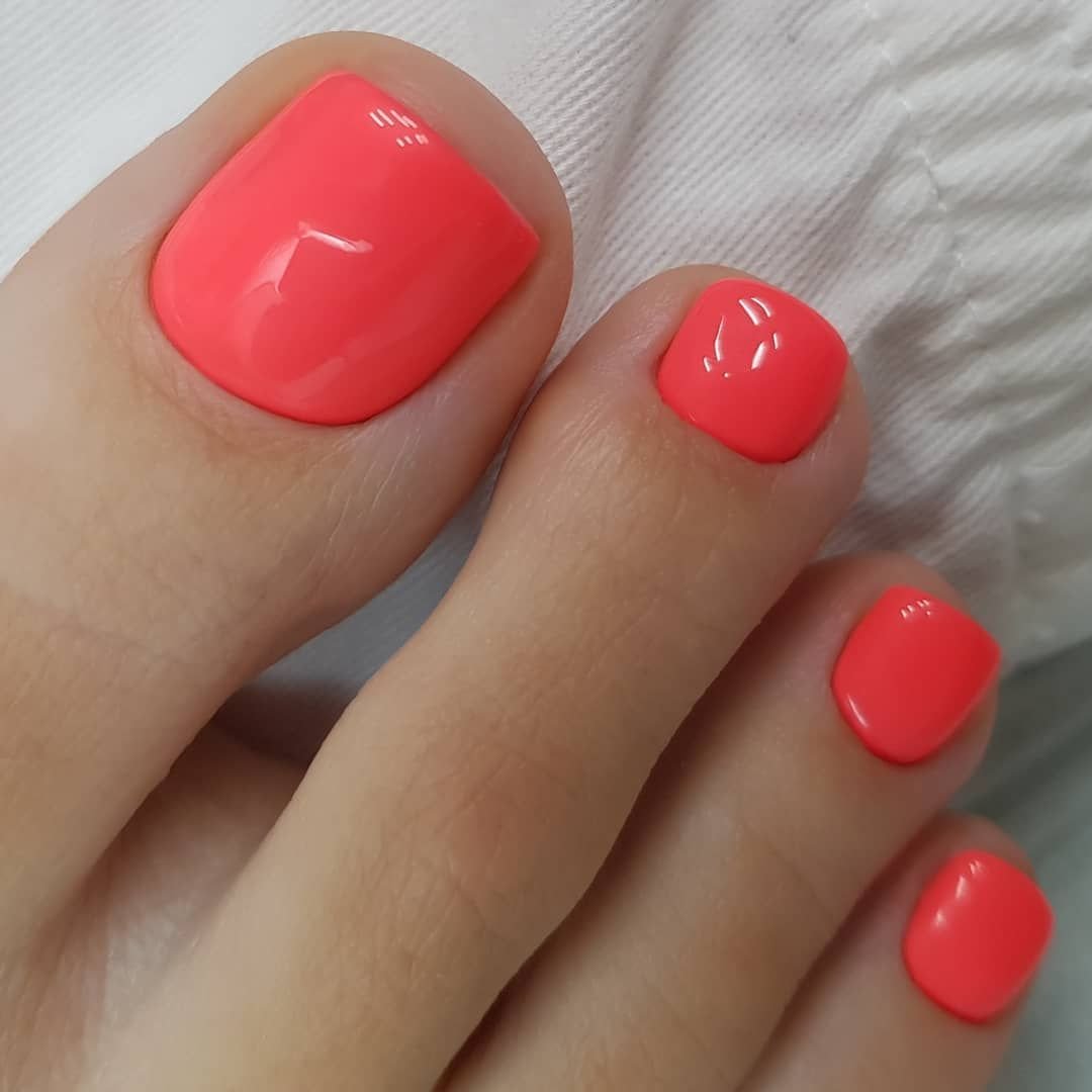 Педикюр яркий однотонный