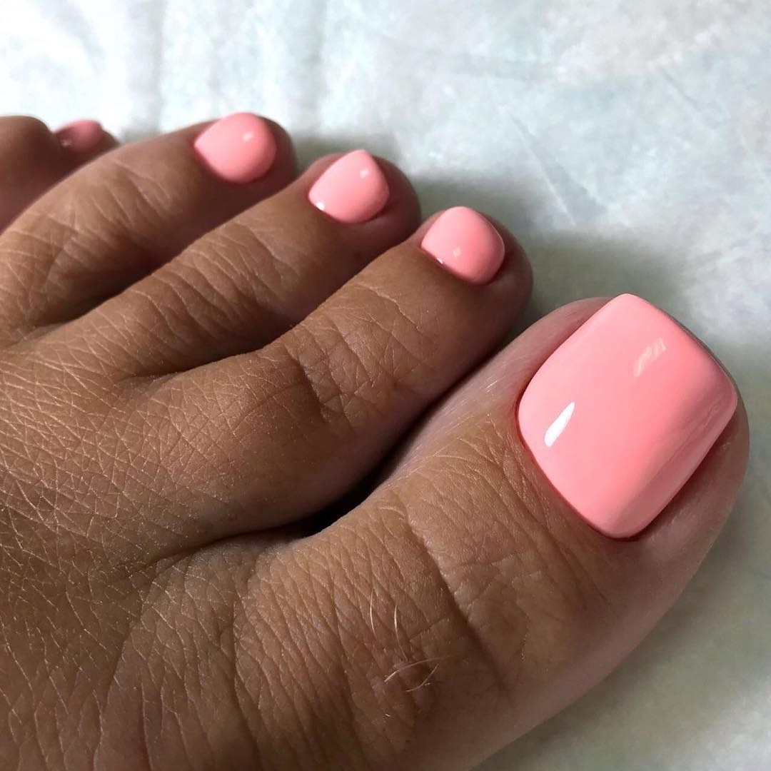 Педикюр яркий однотонный