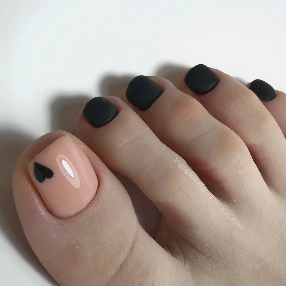 Педикюр черный однотонный