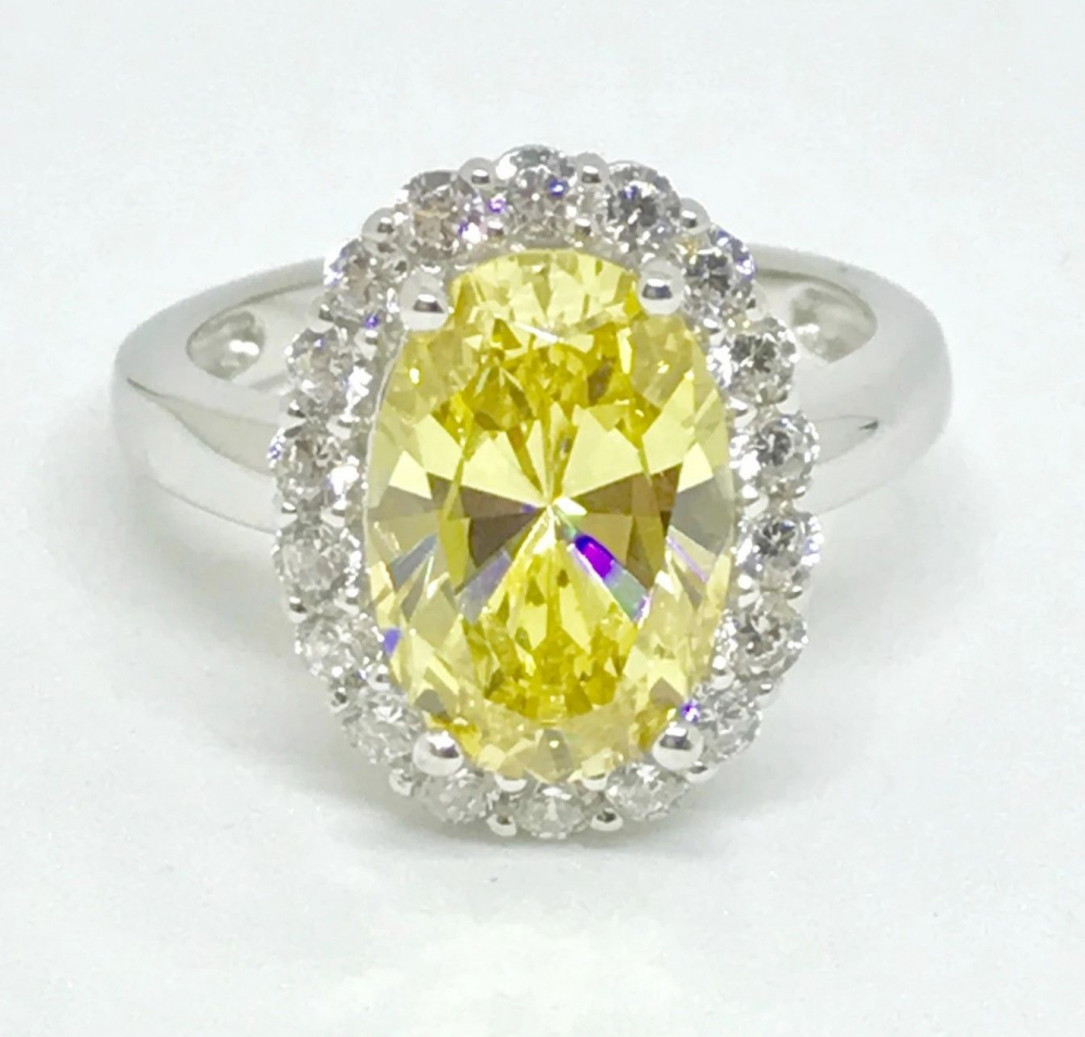 Серебряное кольцо с желтым камнем