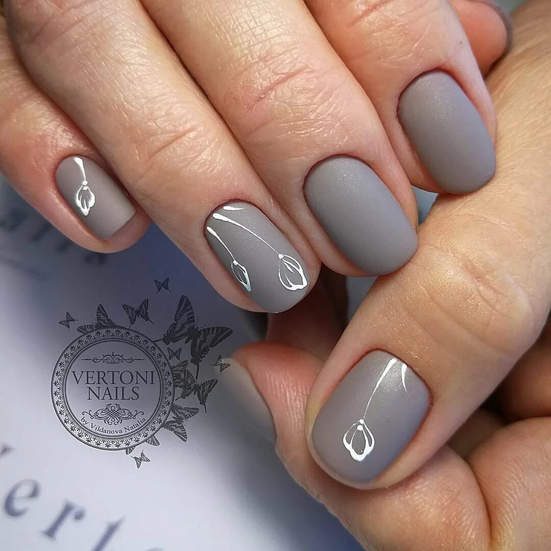 Серый маникюр на короткие ногти