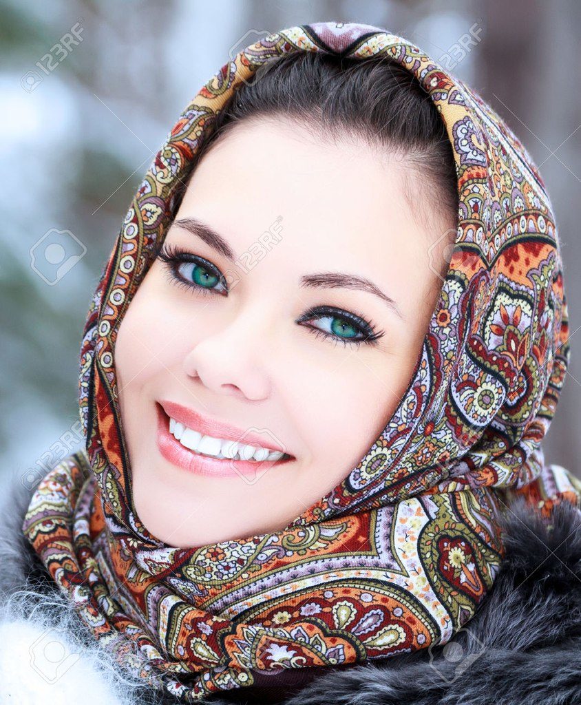 Красивая девушка в платке