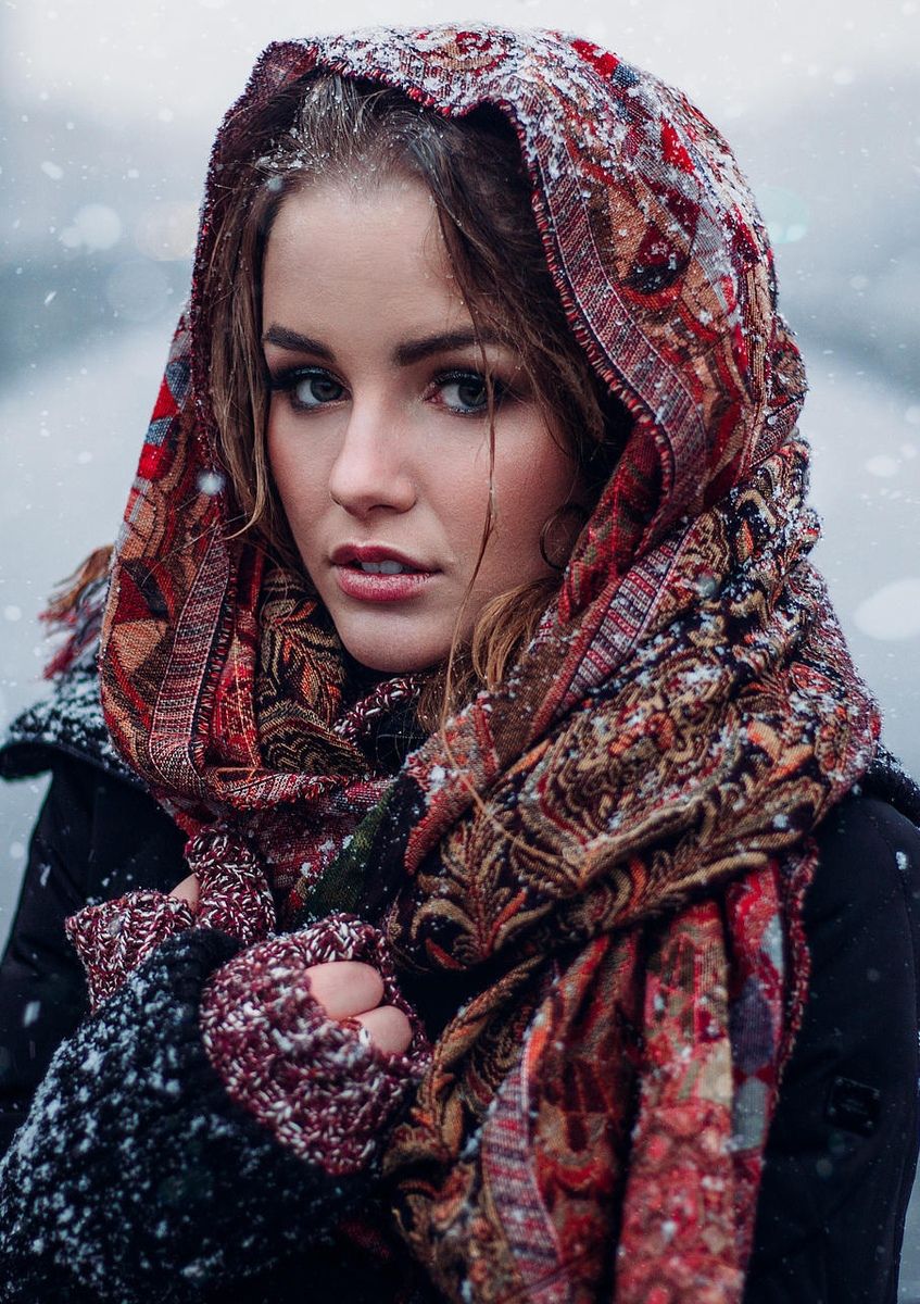 Красивая девушка в платкк