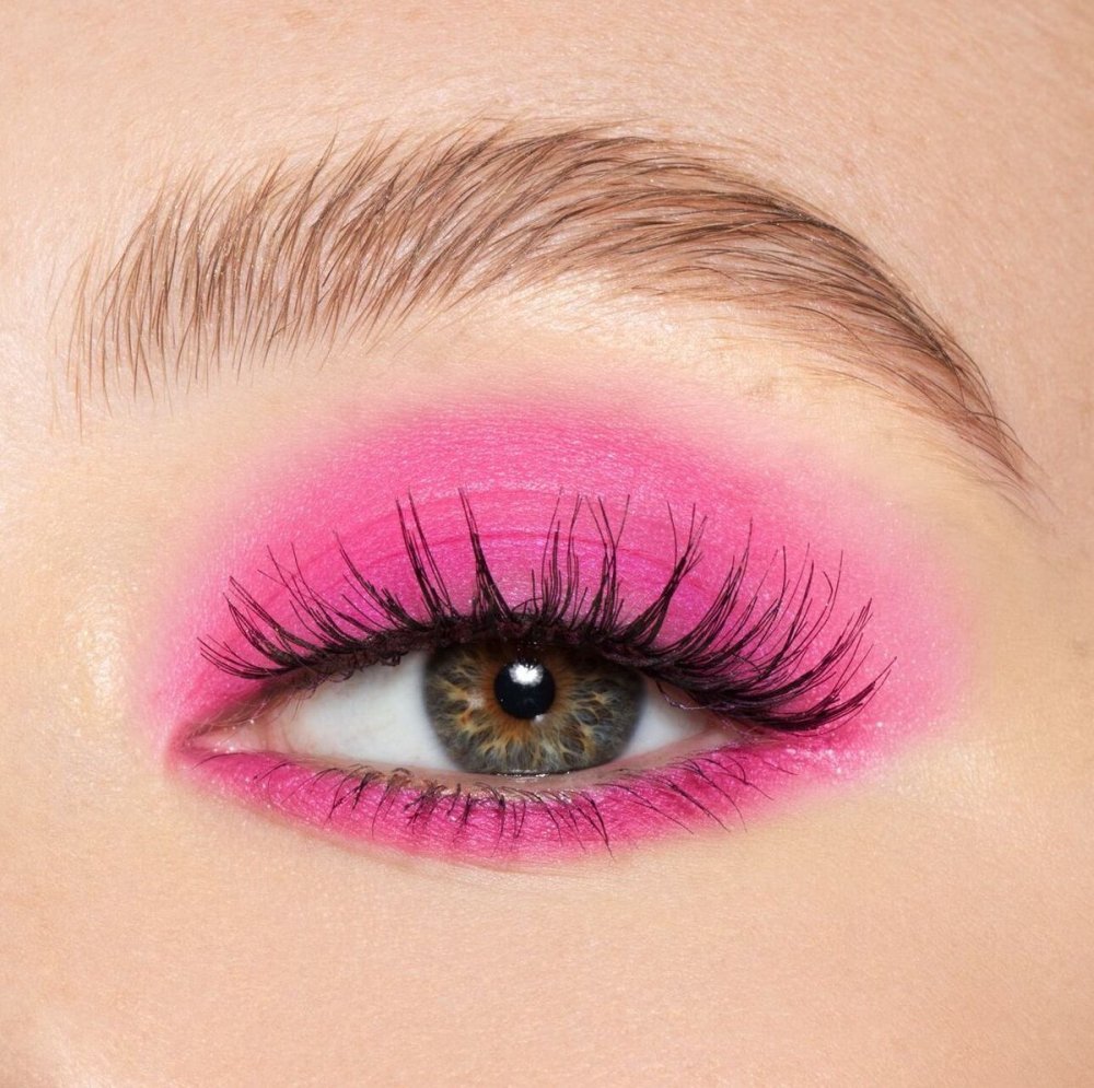 Розовый яркий макияж глаз